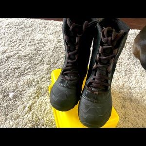 North Face black/brown waterproof kid boots. Sz 13